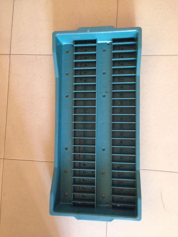 Khay nhựa xếp hàng